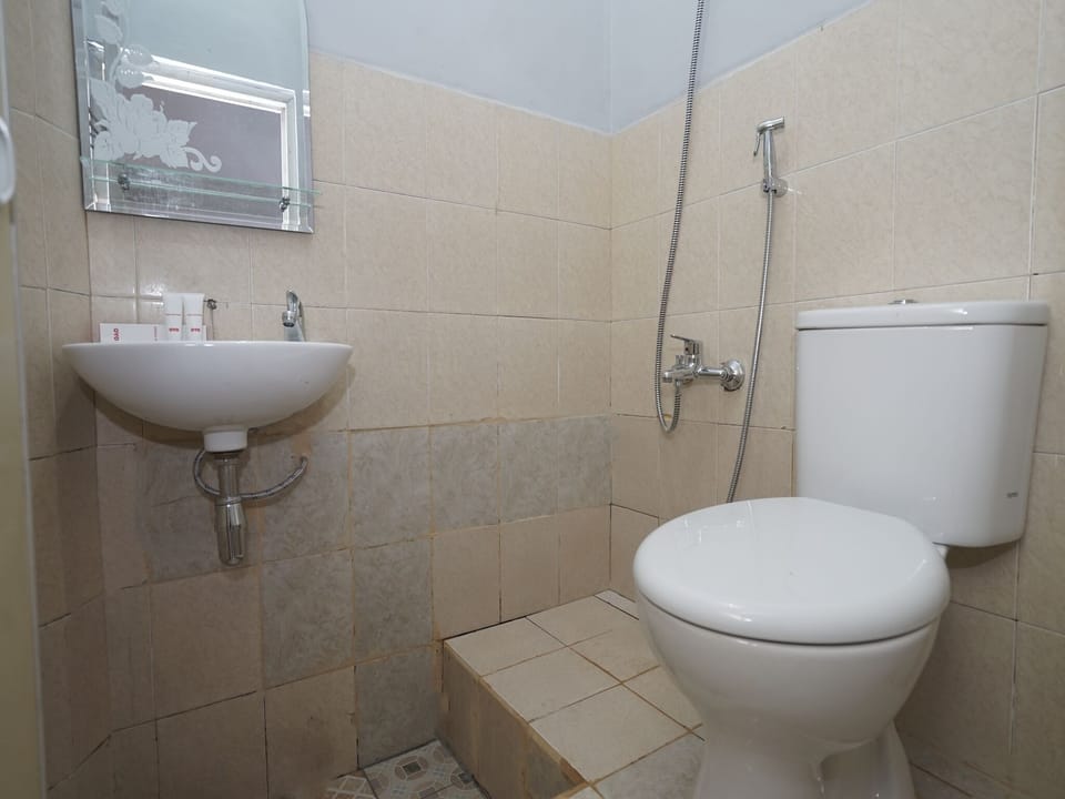 Deluxe Double Room | Bathroom | Shower, free toiletries, towels, soap