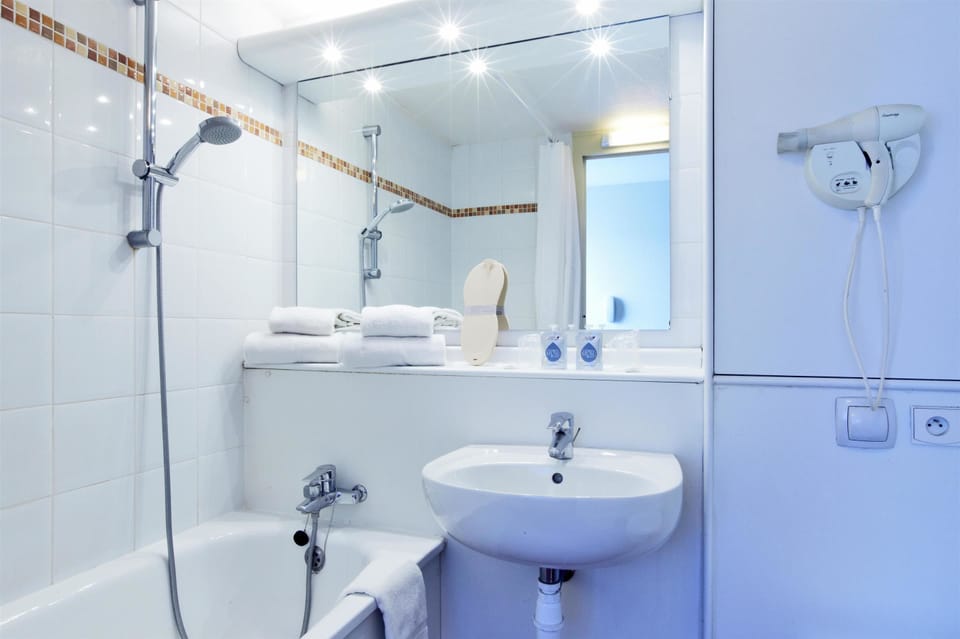 Combined shower/tub, eco-friendly toiletries, towels