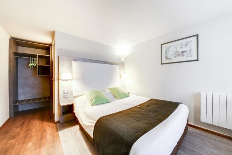 Double Room Garden View | Desk, iron/ironing board (on request), WiFi (free), bed sheets