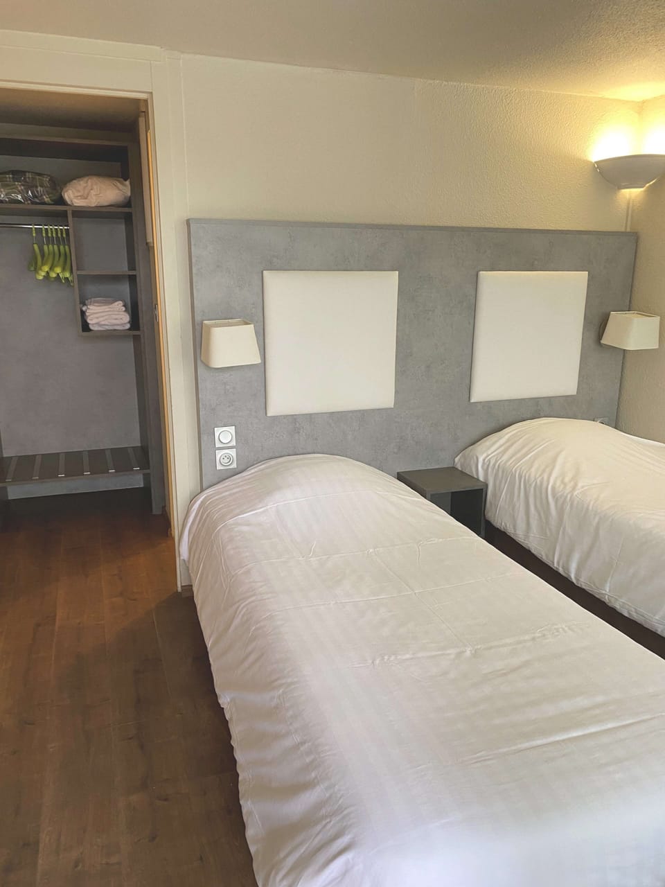 Classic Twin Room | Desk, iron/ironing board (on request), WiFi (free), bed sheets