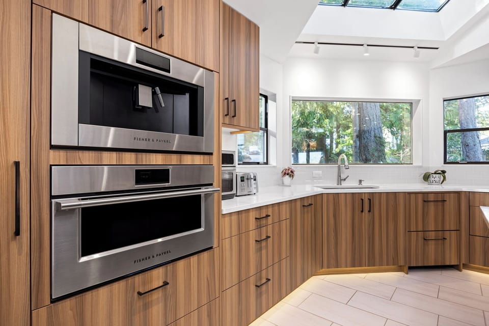 Top-tier built-ins and thoughtful design make this kitchen a dream for gourmet chefs and casual cooks alike.