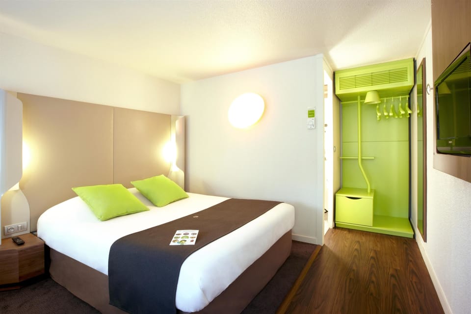 Premium bedding, desk, blackout drapes, soundproofing