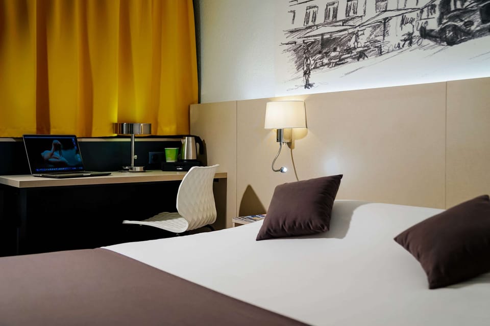 Standard Room, 1 Double Bed | Desk, soundproofing, iron/ironing board, free WiFi