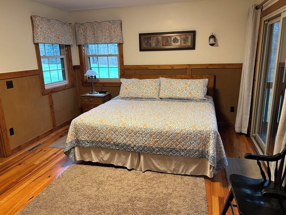 Master bedroom
King with attached full bathroom,
walk-in shower, TV.