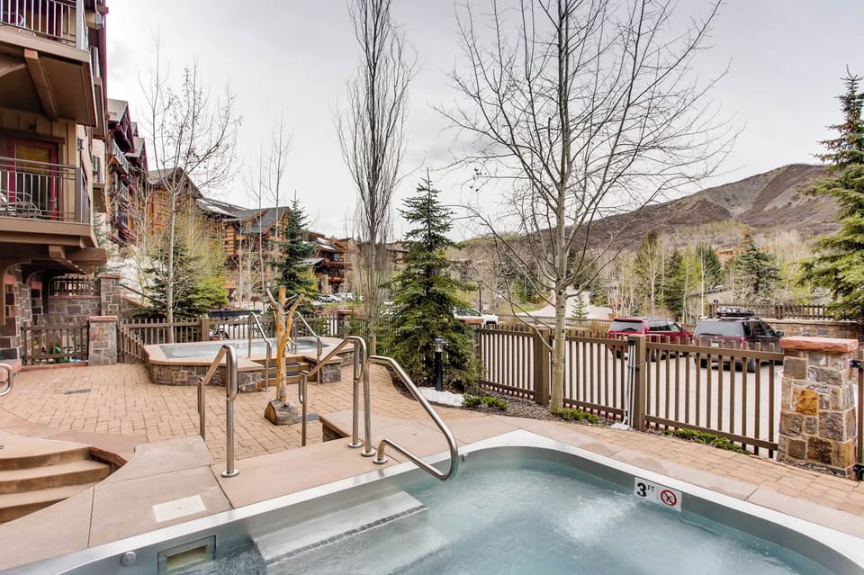 Capitol Peak Bldg B hot tub