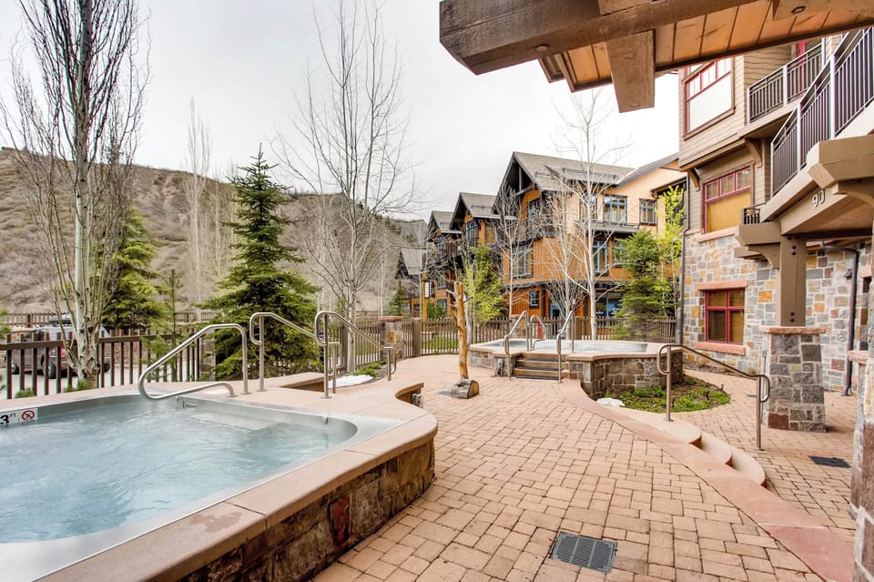Capitol Peak Bldg B hot tub