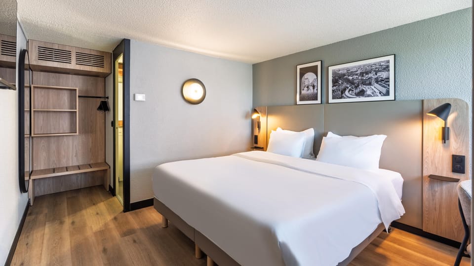Superior Room, 1 King Bed | Premium bedding, desk, blackout drapes, iron/ironing board (on request)