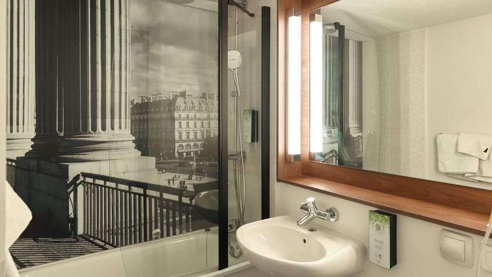 Superior Room, 1 King Bed | Bathroom | Eco-friendly toiletries, hair dryer, towels, soap
