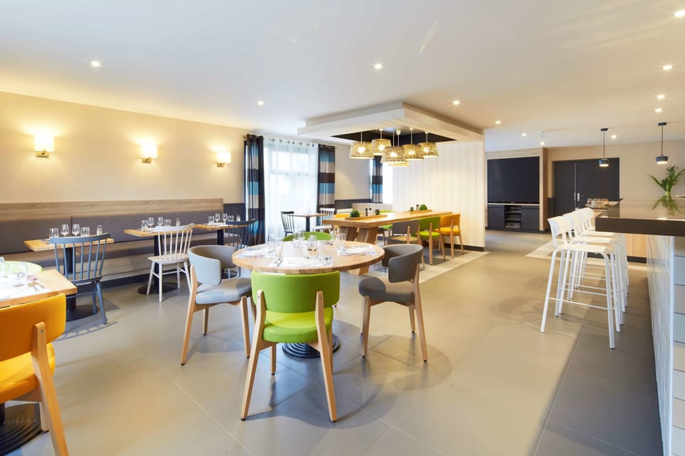 Breakfast, lunch and dinner served