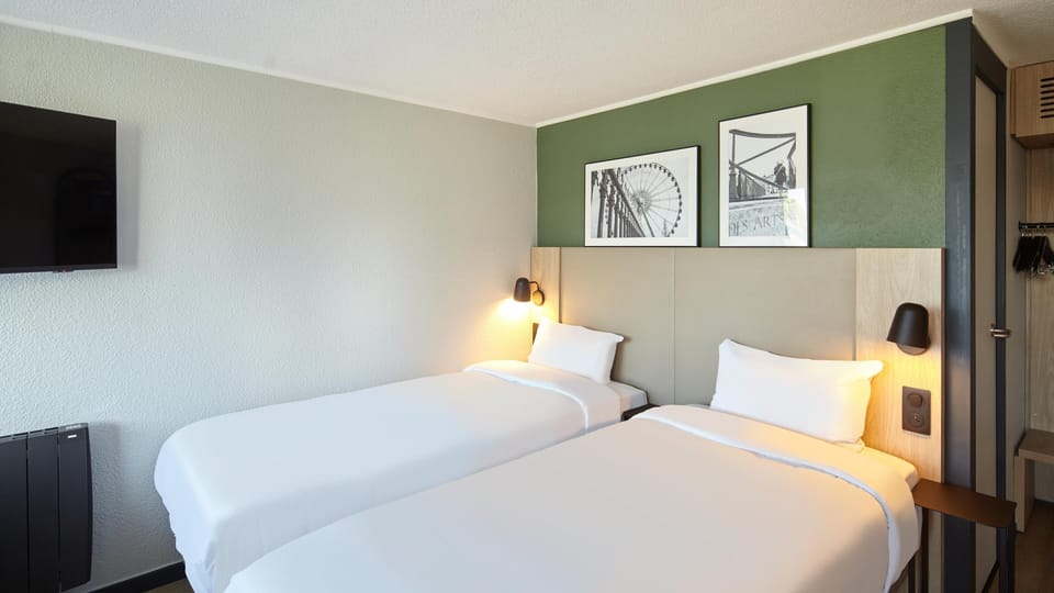 Standard Room, 2 Twin Beds | Premium bedding, desk, blackout drapes, rollaway beds