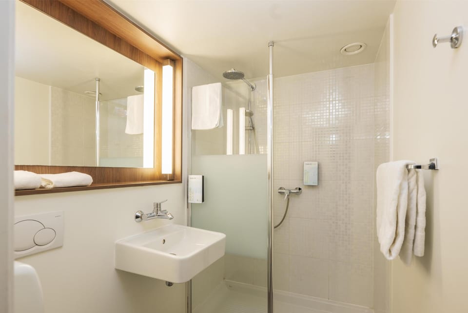 Standard Room, 2 Twin Beds | Desk, free WiFi, bed sheets