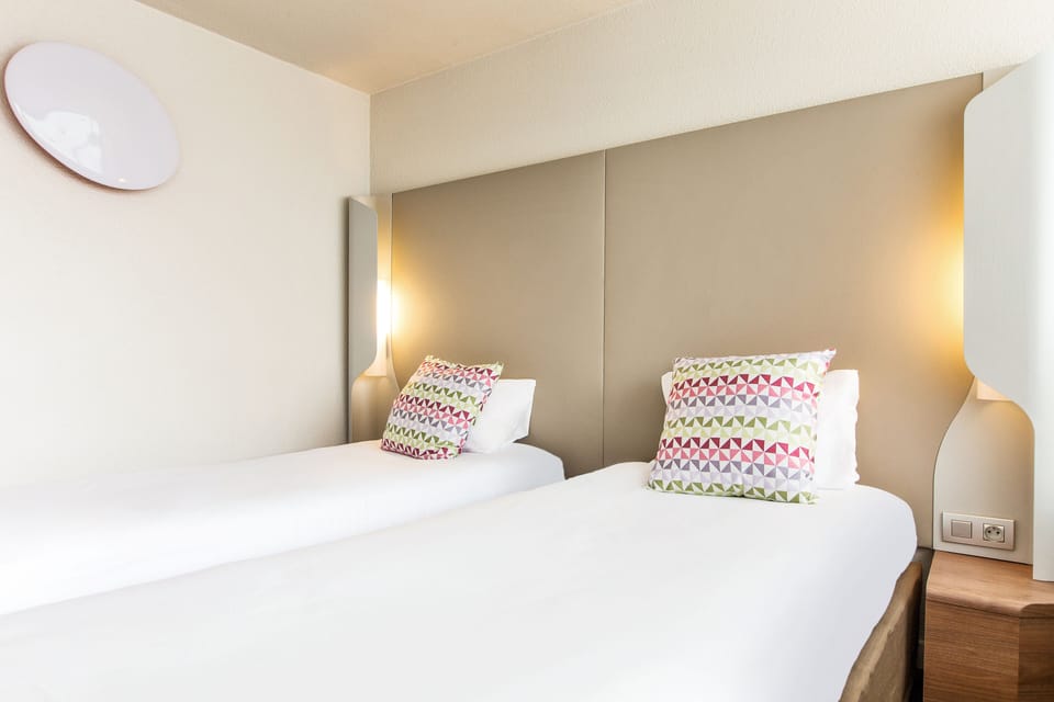 Standard Room, 2 Twin Beds | Desk, free WiFi, bed sheets