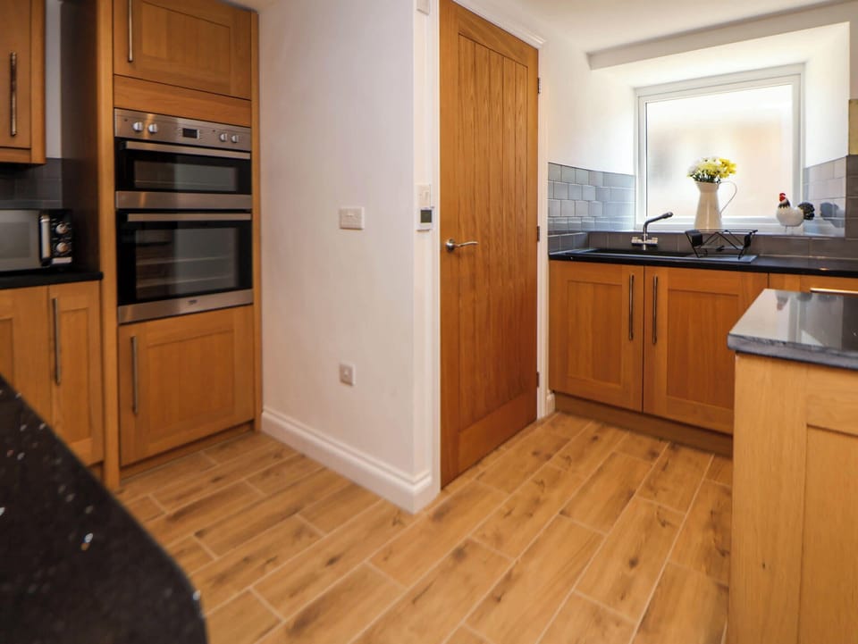 Cottage | Private kitchen | Fridge, microwave, dishwasher, toaster