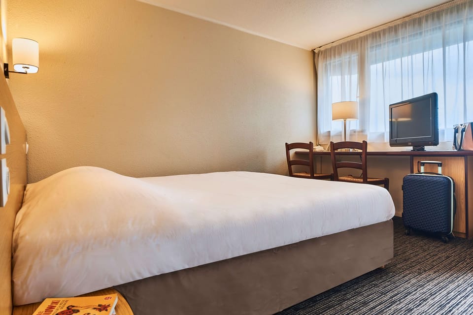 Standard Room, 1 Double Bed | 1 bedroom, premium bedding, desk, blackout drapes