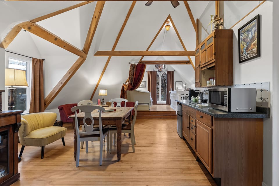 Suite, Multiple Beds, Mountain View | Living area