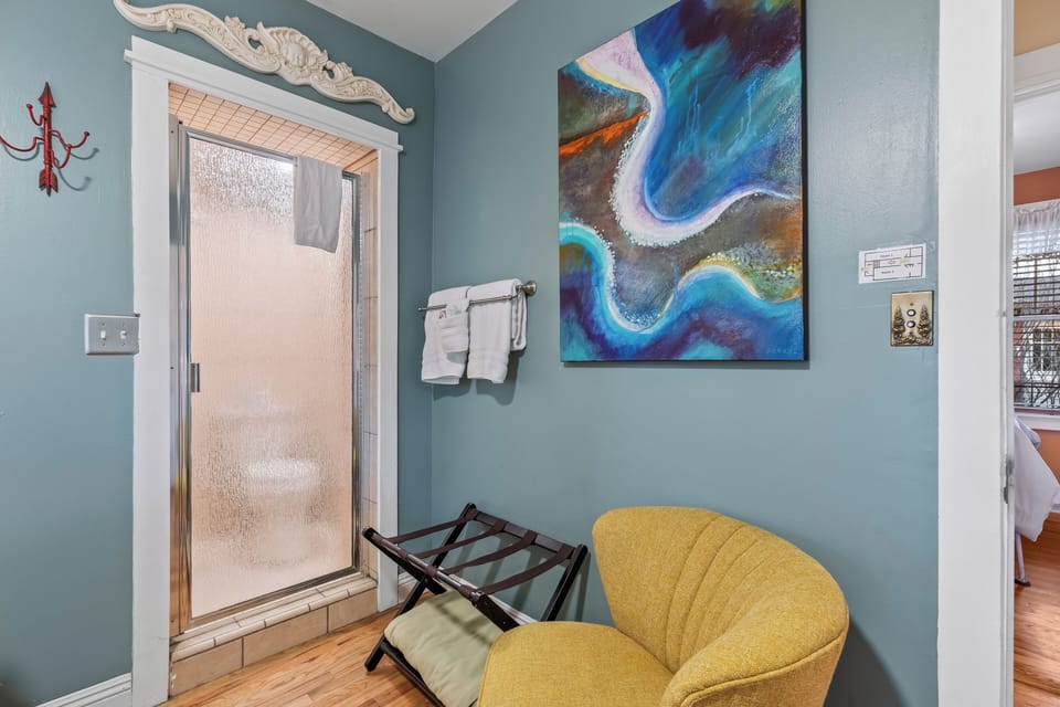Basic Room, Garden View | Bathroom | Free toiletries, hair dryer, towels