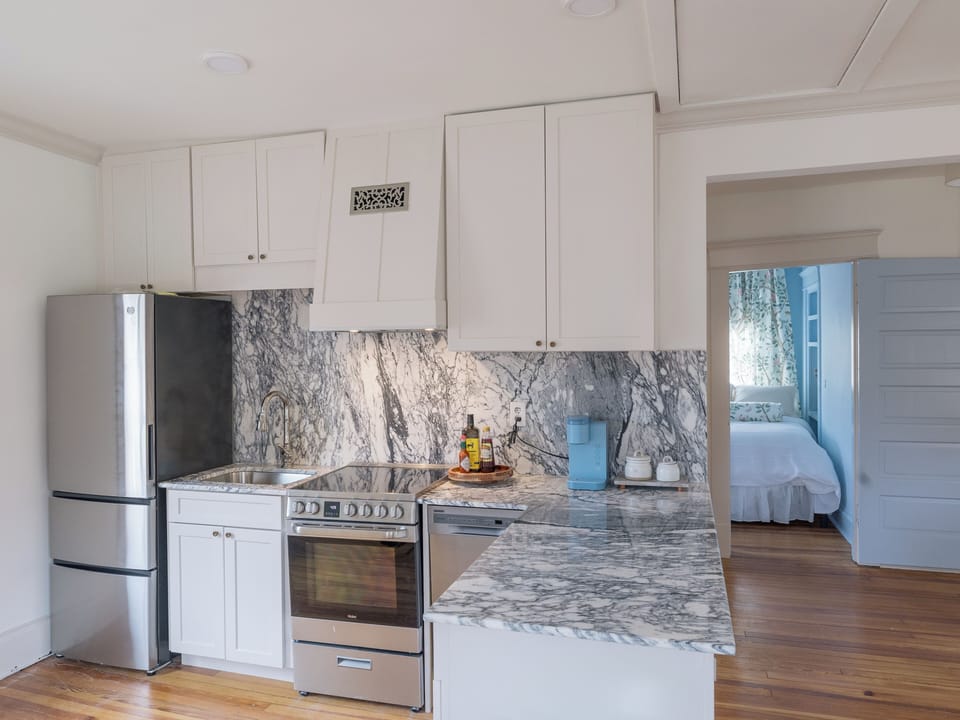 250307 EKP AKueckerAirbnb 00017