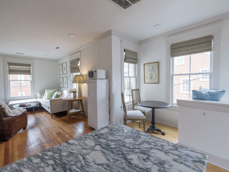 250307 EKP AKueckerAirbnb 00064