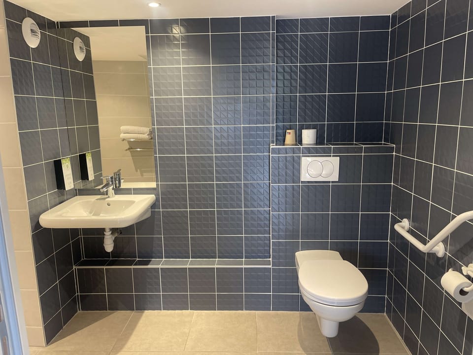 Standard Room, 1 Twin Bed | Accessible bathroom