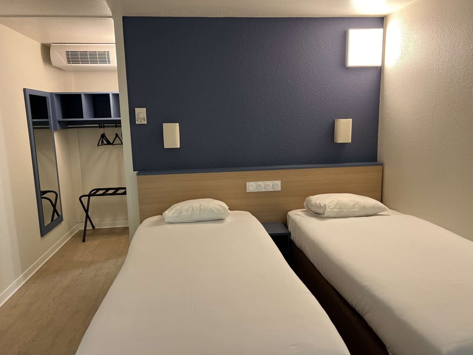 Standard Room, 2 Twin Beds | Desk, laptop workspace, blackout drapes, free WiFi