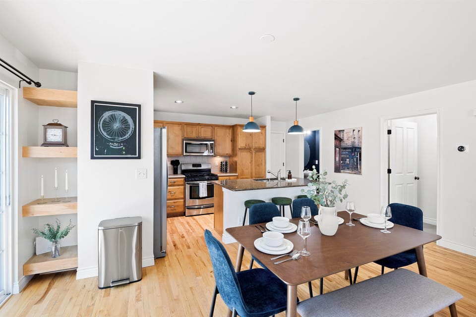 The fully equipped kitchen opens up onto the sleek dining area. You’ll find a charming wooden dining table that comfortably seats six. 