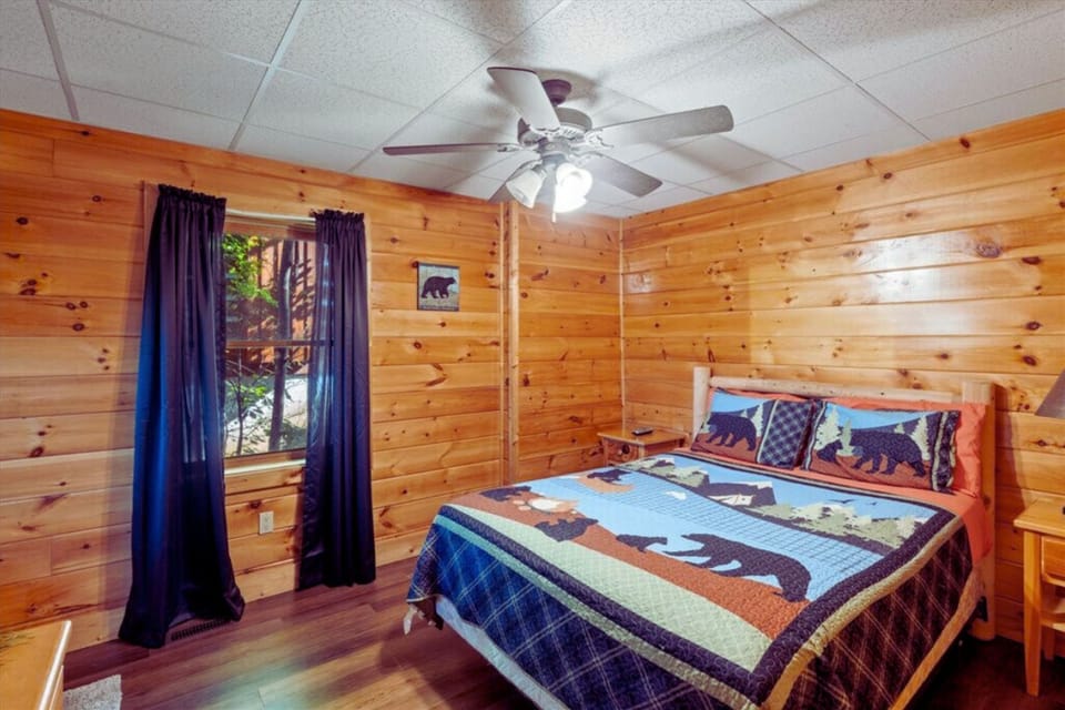 House | 2 bedrooms, desk