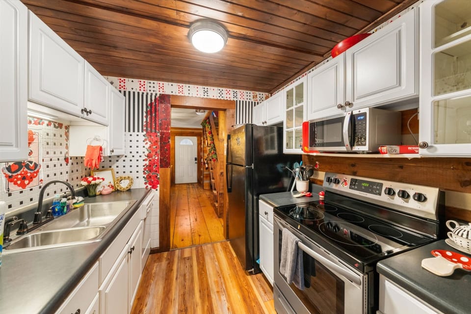 House | 2 bedrooms, desk