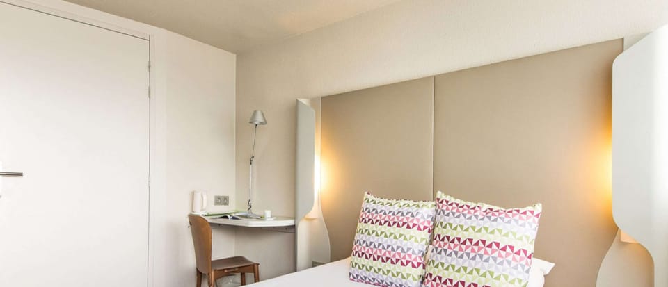 Desk, blackout drapes, free WiFi, bed sheets
