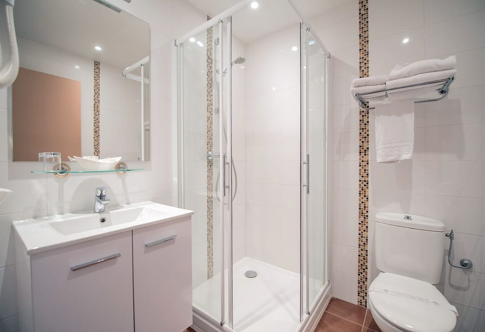 Double Room | Bathroom | Free toiletries, hair dryer, towels