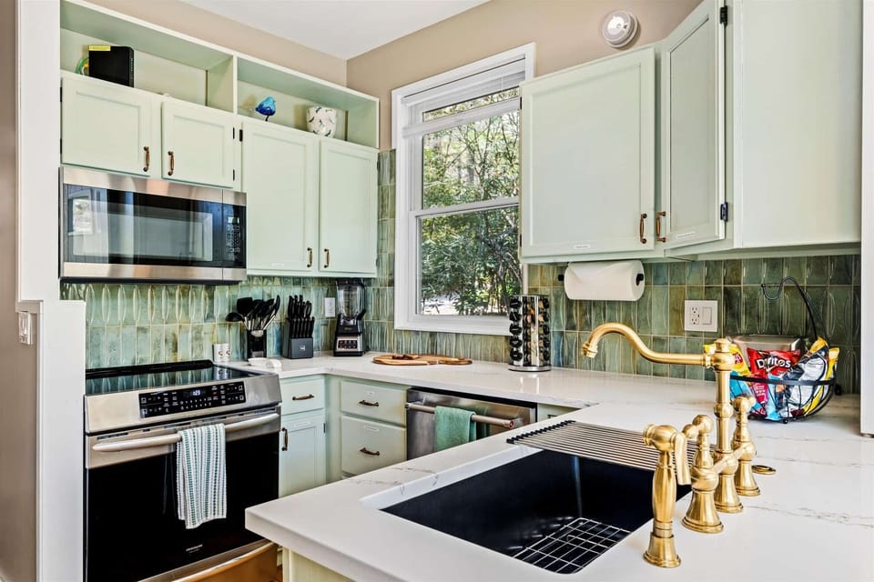 Your fully equipped mountain kitchen: quartz countertops, induction stove, full dishwasher, and enough prep space to mean it. Every tool you need to cook properly, in a space that inspires it.