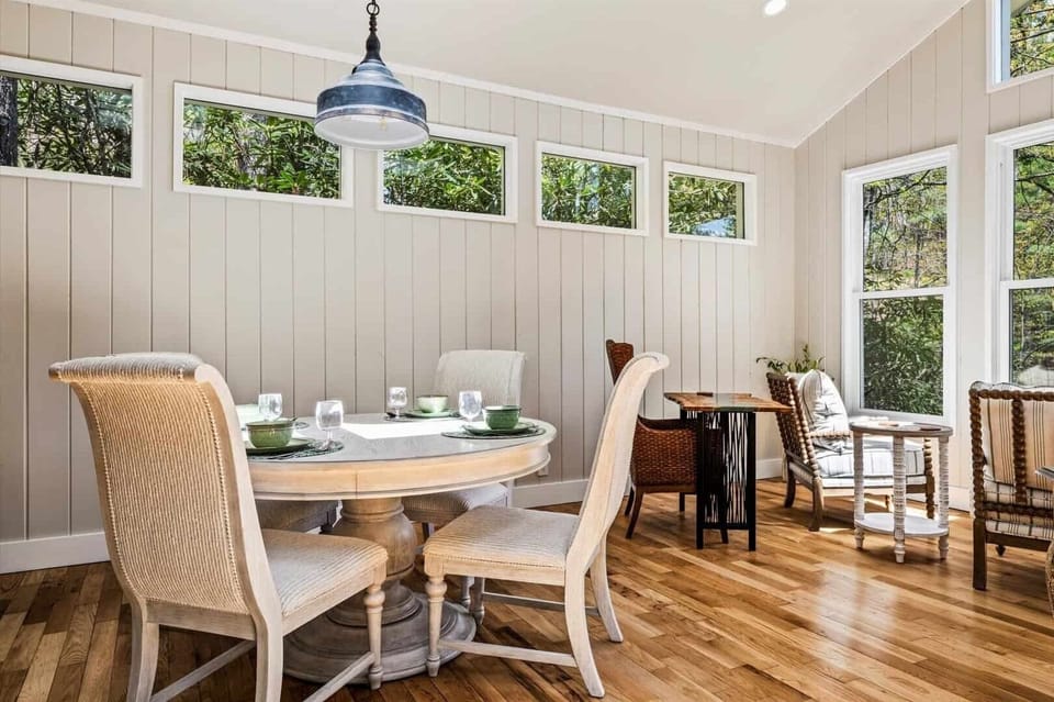 Your whole party fits at the dining table, with a view that turns every meal into an occasion. Pull up a chair — dinner tastes better when the lake is part of the atmosphere.