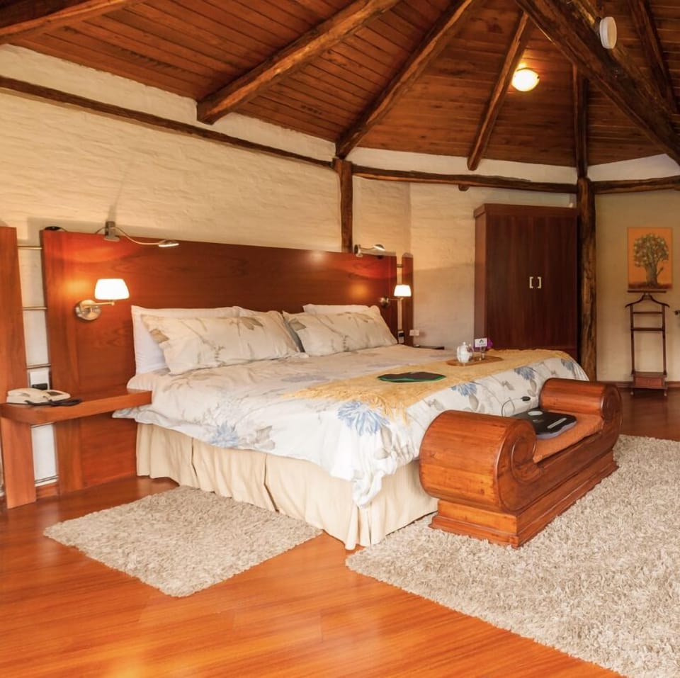 Deluxe Room, 1 King Bed, Garden View, Poolside | Egyptian cotton sheets, premium bedding, down comforters, pillowtop beds