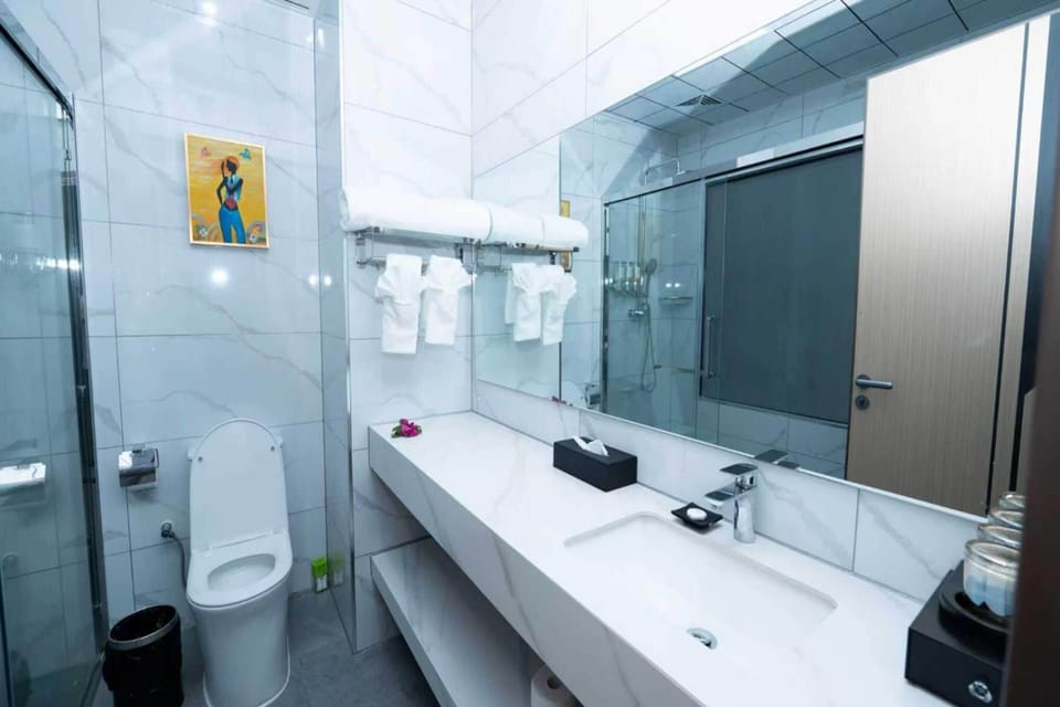 Shower, rainfall showerhead, free toiletries, hair dryer
