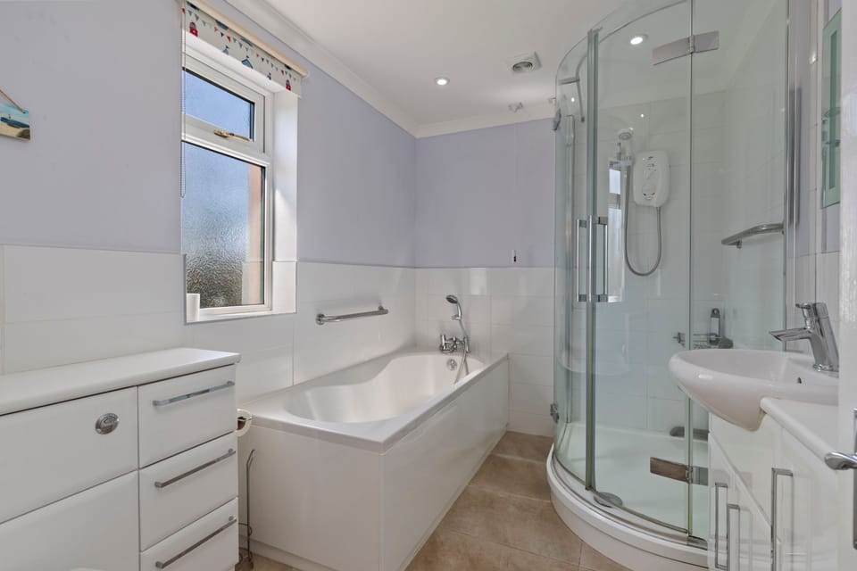 Honeyfield Lodge - Spacious Cottage Rural Views House in Wales