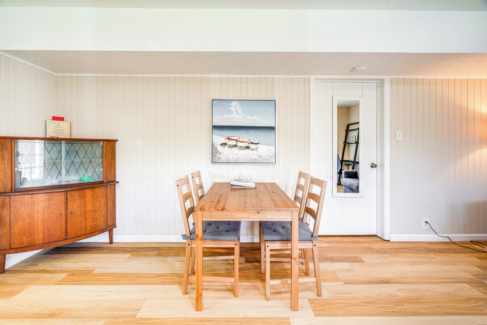 Dining Area | Dishware/Flatware Provided