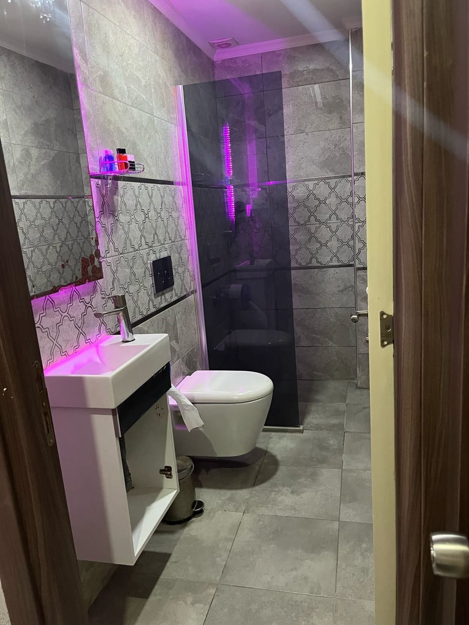 Deluxe Studio Suite | Bathroom | Combined shower/tub, rainfall showerhead, hair dryer, bathrobes