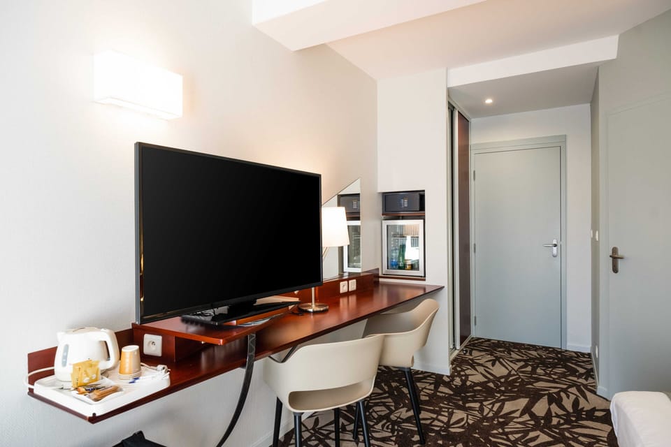 Family Room, Courtyard View | 1 bedroom, premium bedding, minibar, in-room safe