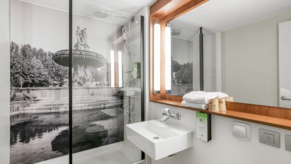 Rainfall showerhead, eco-friendly toiletries, hair dryer, towels