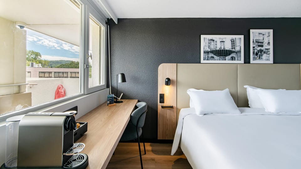 Superior Room, 1 King Bed | Premium bedding, desk, iron/ironing board, free cribs/infant beds