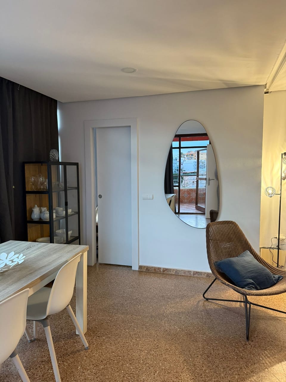 Espacio y acogedor salon-comedor con sofa cama doble, amplio ventanal y acceso a amplia terraza