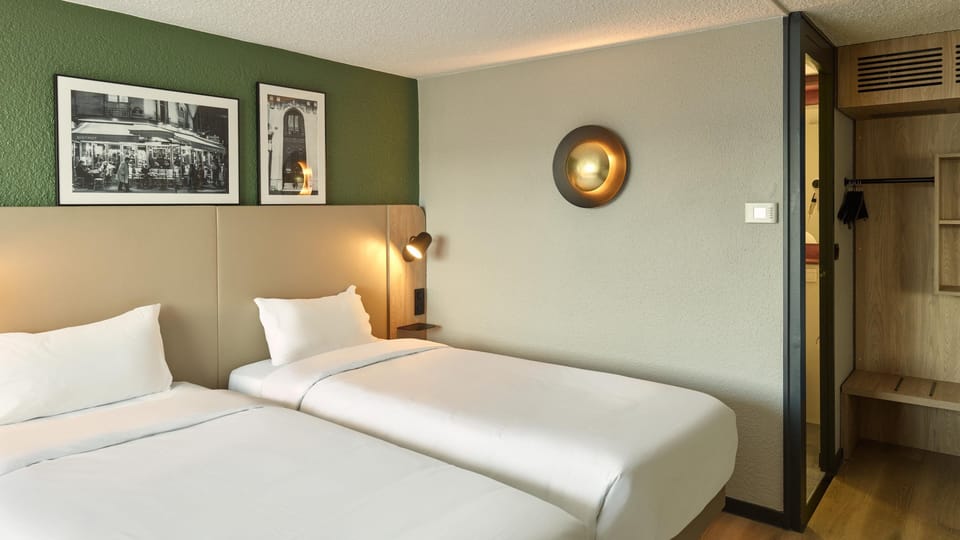 Standard Room, 2 Twin Beds | Premium bedding, desk, laptop workspace, blackout drapes