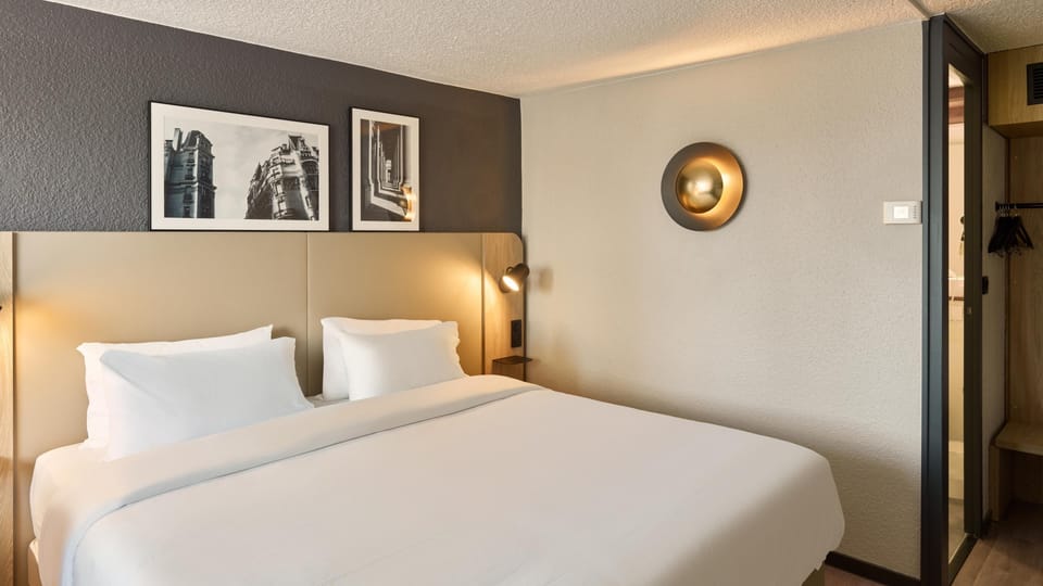 Superior Room, 1 King Bed | Premium bedding, desk, laptop workspace, blackout drapes