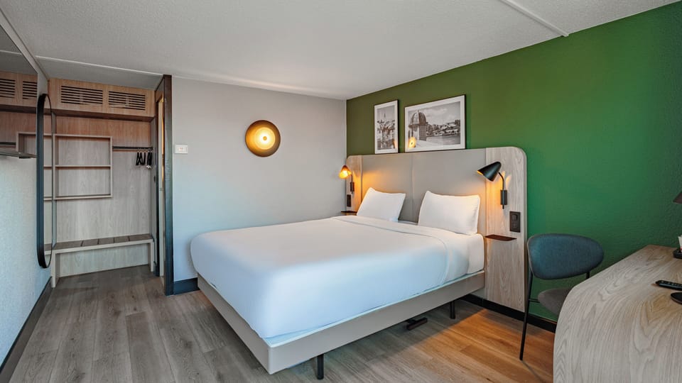 Standard Room, 1 Queen Bed | Premium bedding, desk, laptop workspace, blackout drapes