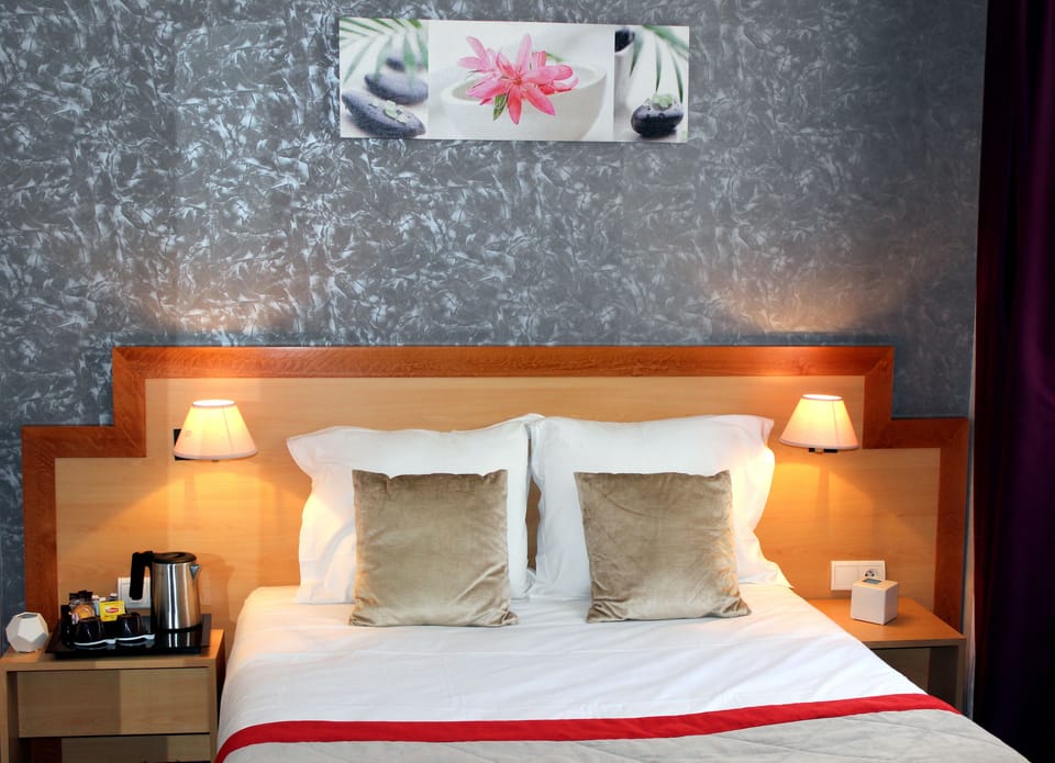 In-room safe, soundproofing, free cribs/infant beds, rollaway beds