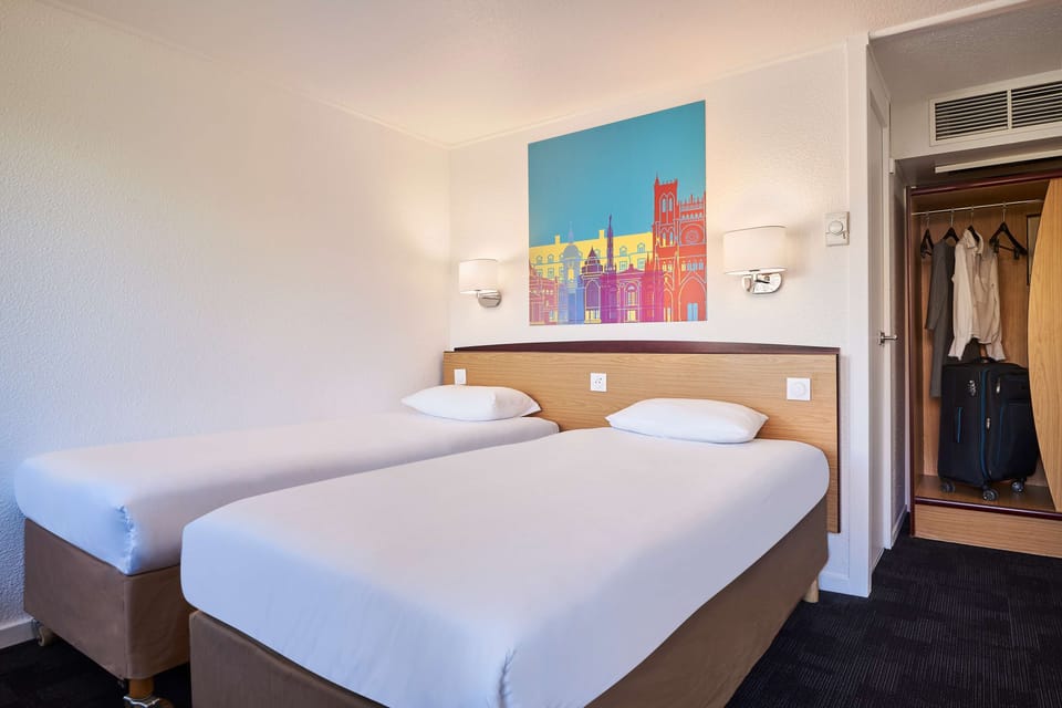 Standard Room, 2 Twin Beds | Premium bedding, desk, blackout drapes, iron/ironing board
