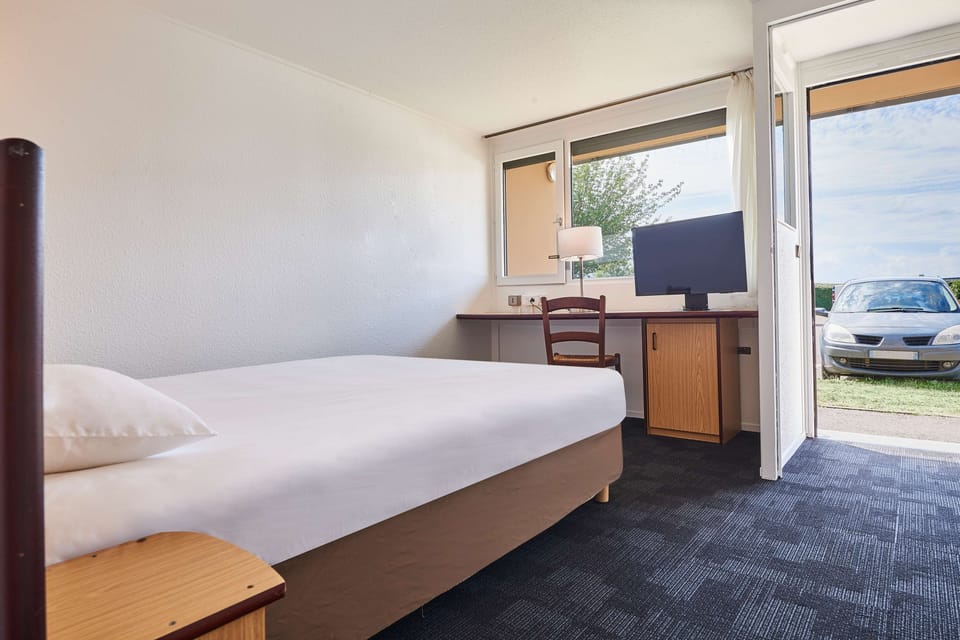 Standard Room, 1 Double Bed | Premium bedding, desk, blackout drapes, iron/ironing board