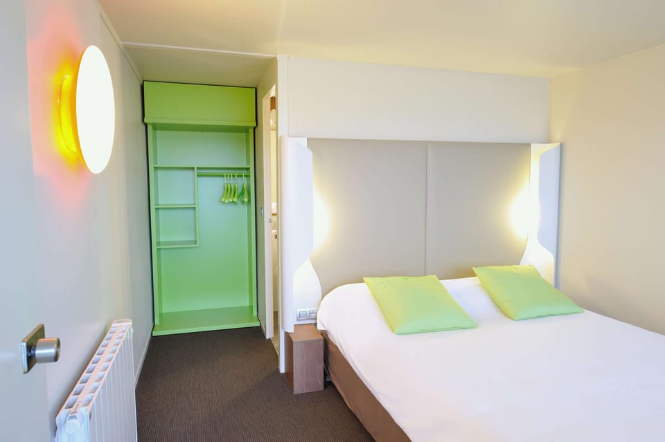 Desk, laptop workspace, free WiFi, bed sheets