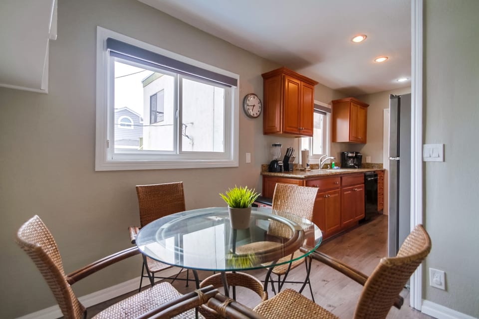 Apartment, Multiple Beds, Kitchen, City View | Dining
