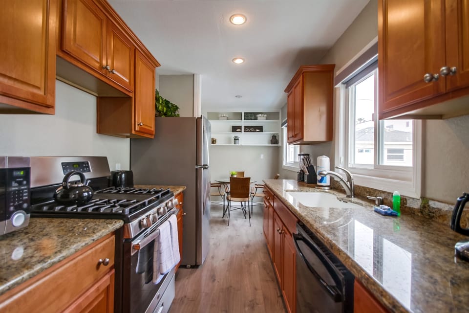 Apartment, Multiple Beds, Kitchen, City View | Private kitchen | Fridge, microwave, oven, stovetop