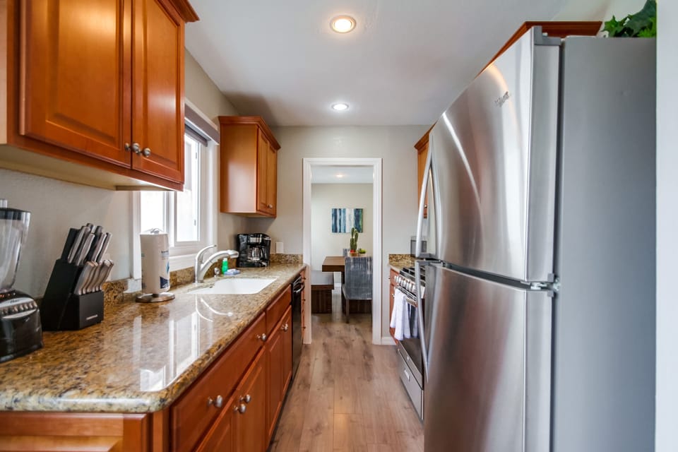 Apartment, Multiple Beds, Kitchen, City View | Private kitchen | Fridge, microwave, oven, stovetop